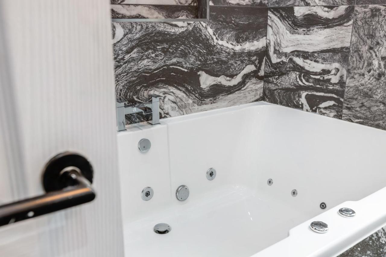 Crystal Towers Sasco Apartments Блекпул Екстериор снимка